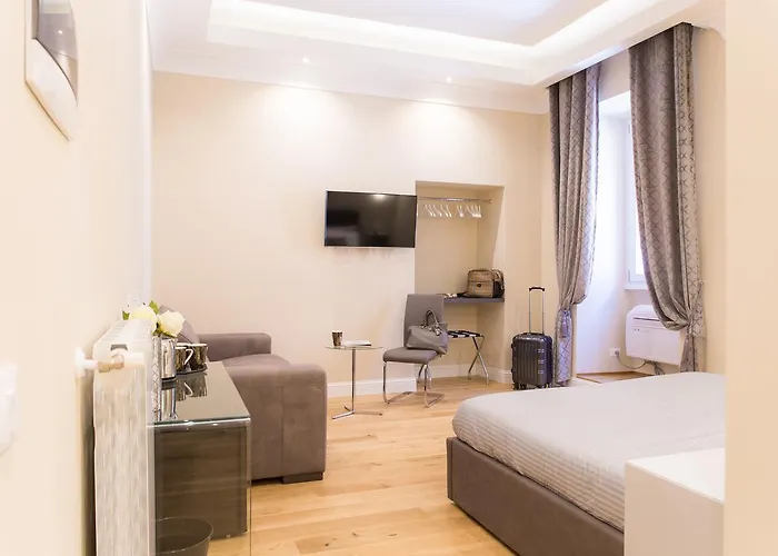 בית הארחה Nazionale Palace 4*